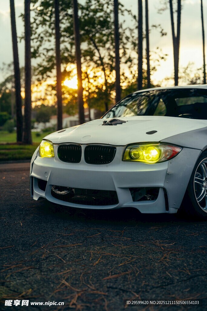 夕阳下的炫酷白色宝马跑车