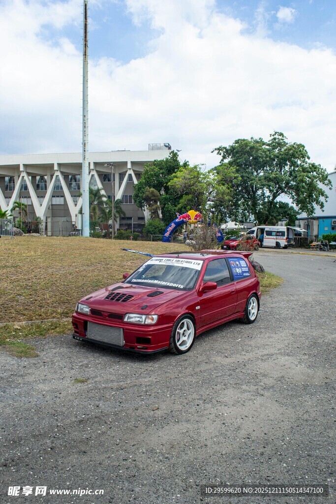 红色复古旅行车停于户外