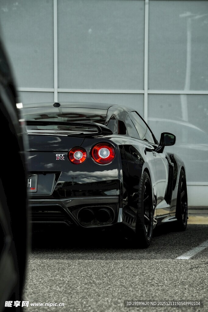 黑色跑车尾部特写