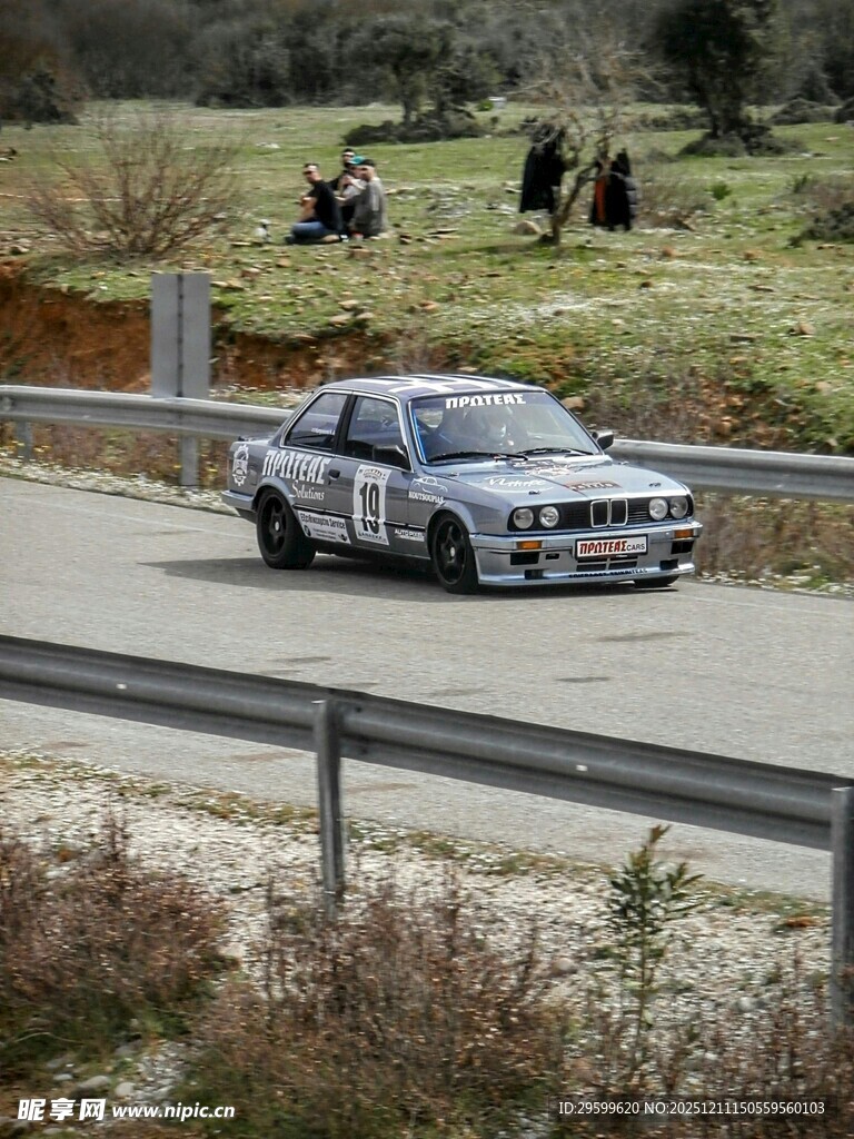 公路上行驶的改装赛车