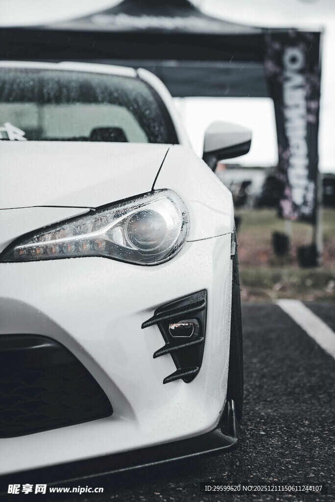 白色炫酷改装跑车特写