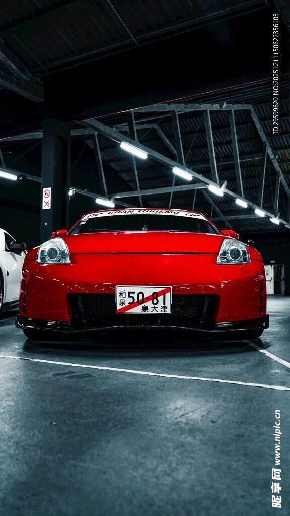 红色酷炫跑车室内展示