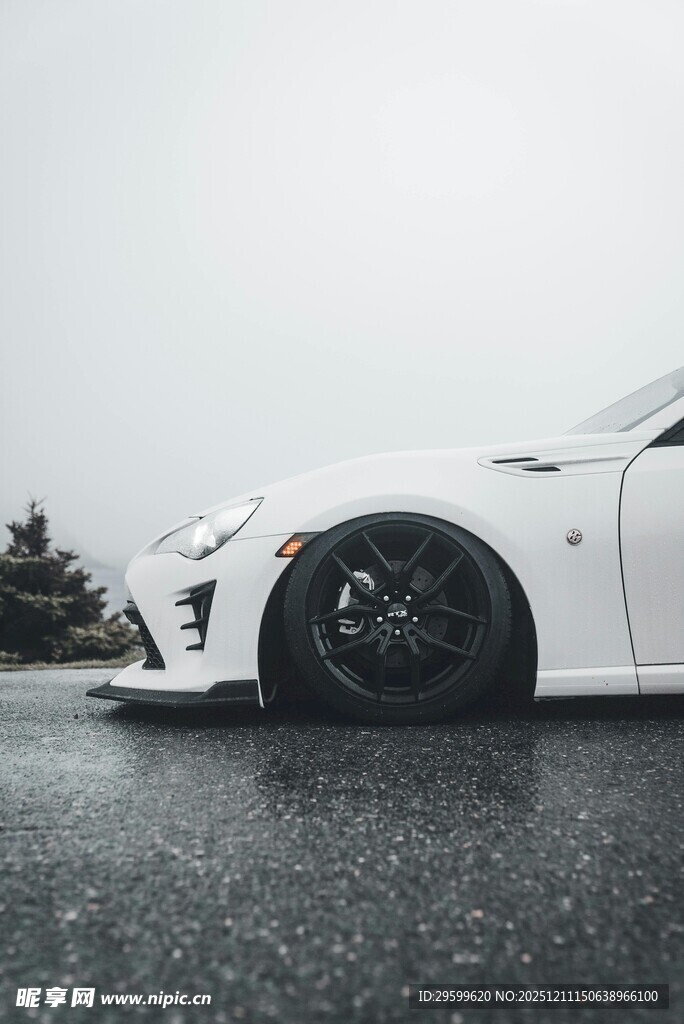 低趴酷炫跑车特写