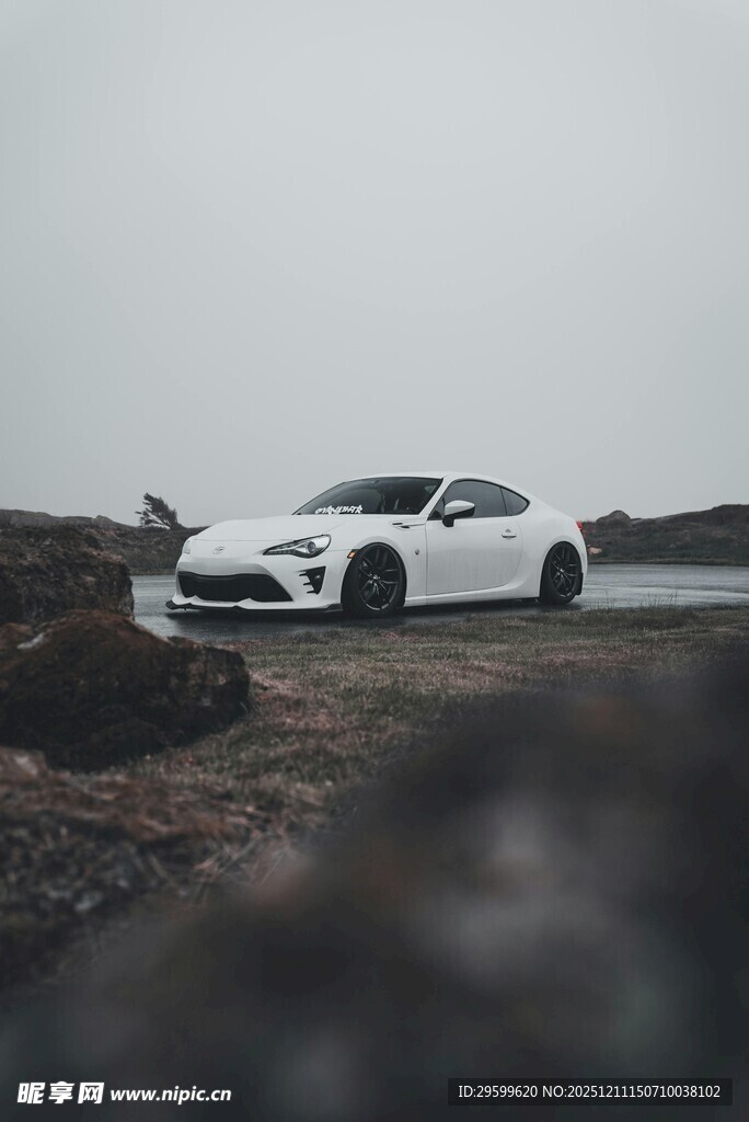白色跑车停于户外风景处