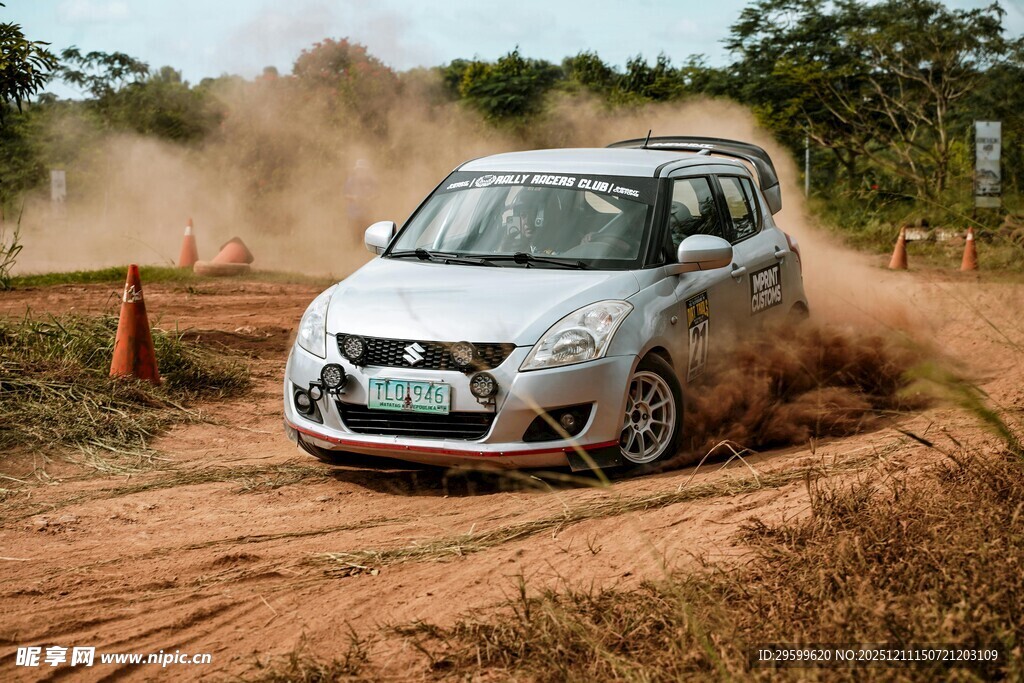 银色小车驰骋于泥土路