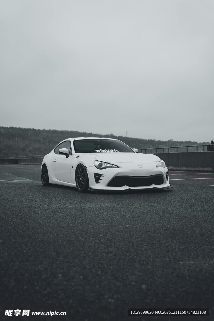 白色跑车于空旷场地停放
