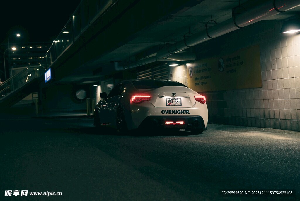 夜晚隧道中的行驶汽车