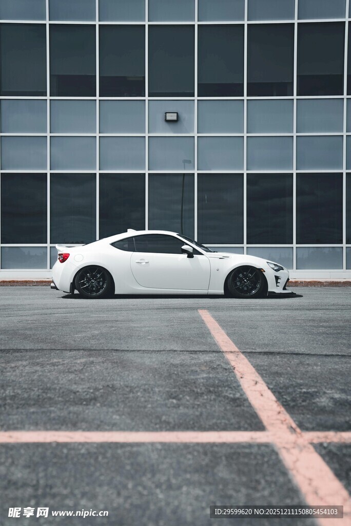 白色轿车停于现代建筑前