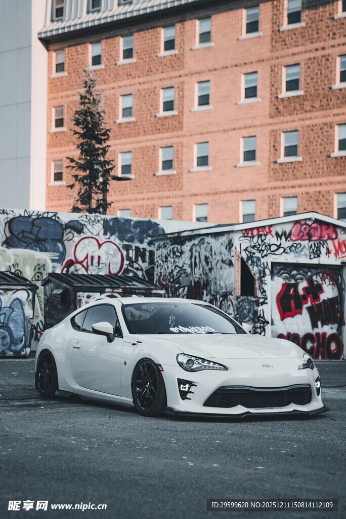 街头酷炫白色跑车