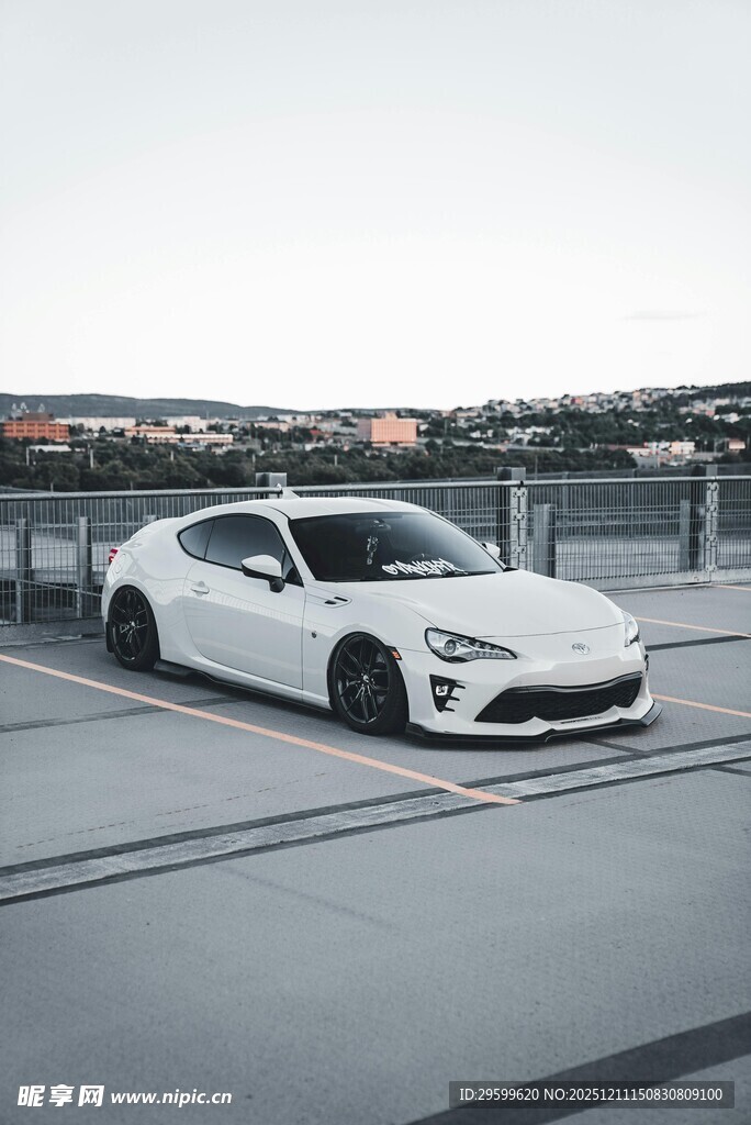 白色跑车停于开阔场地