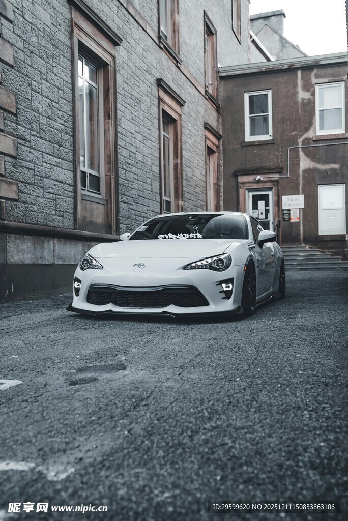 街道旁的白色酷炫跑车