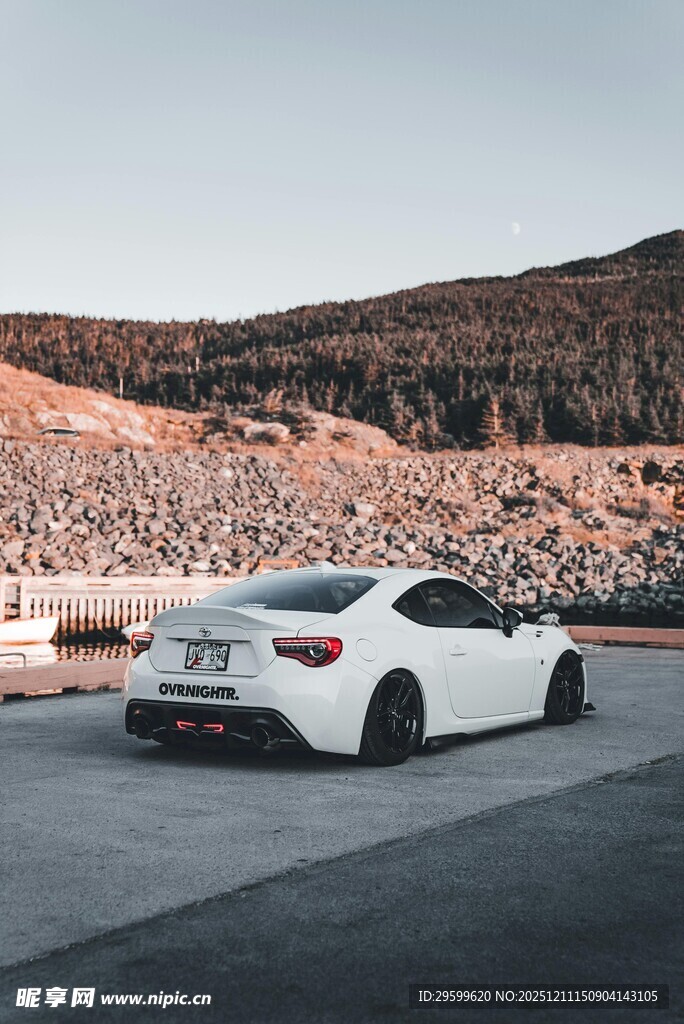 白色跑车于开阔场地