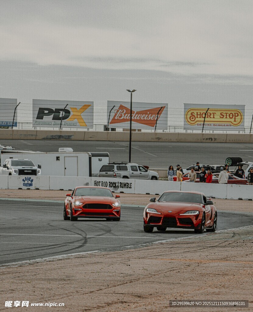 赛道上的红色赛车竞速