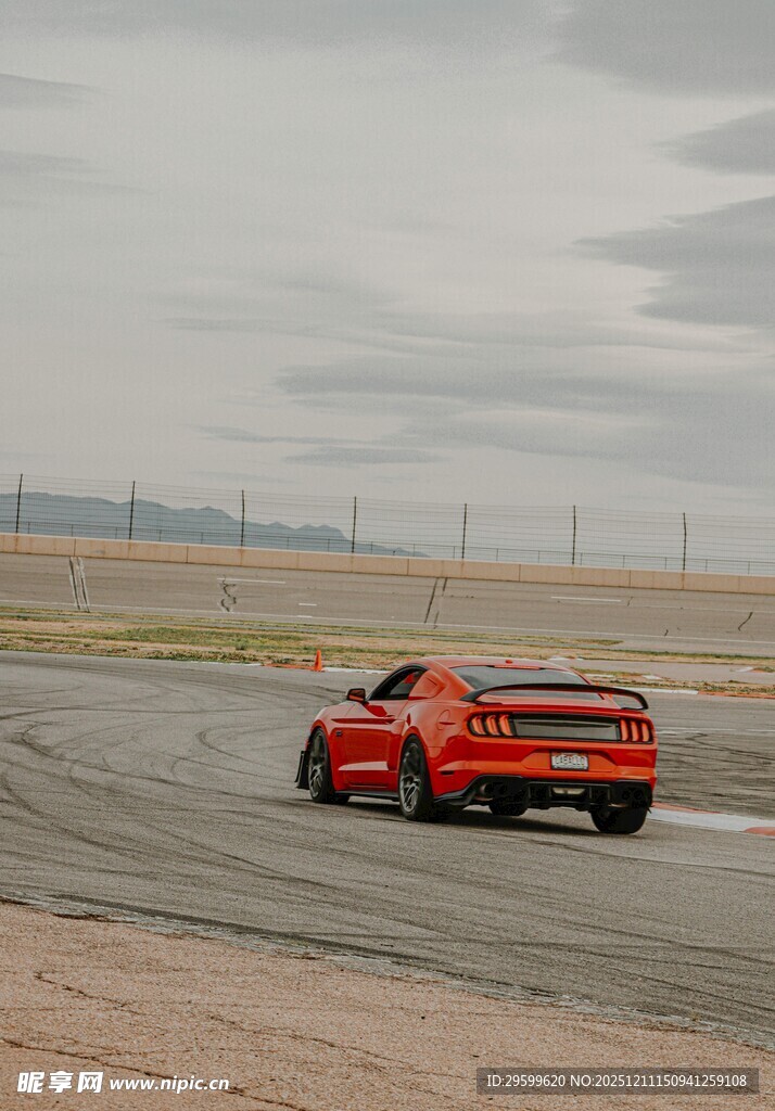 红色赛车驰骋于赛道