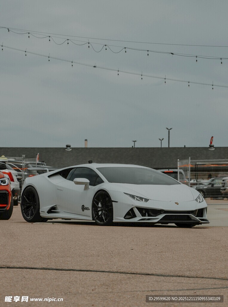 白色兰博基尼跑车酷炫外观