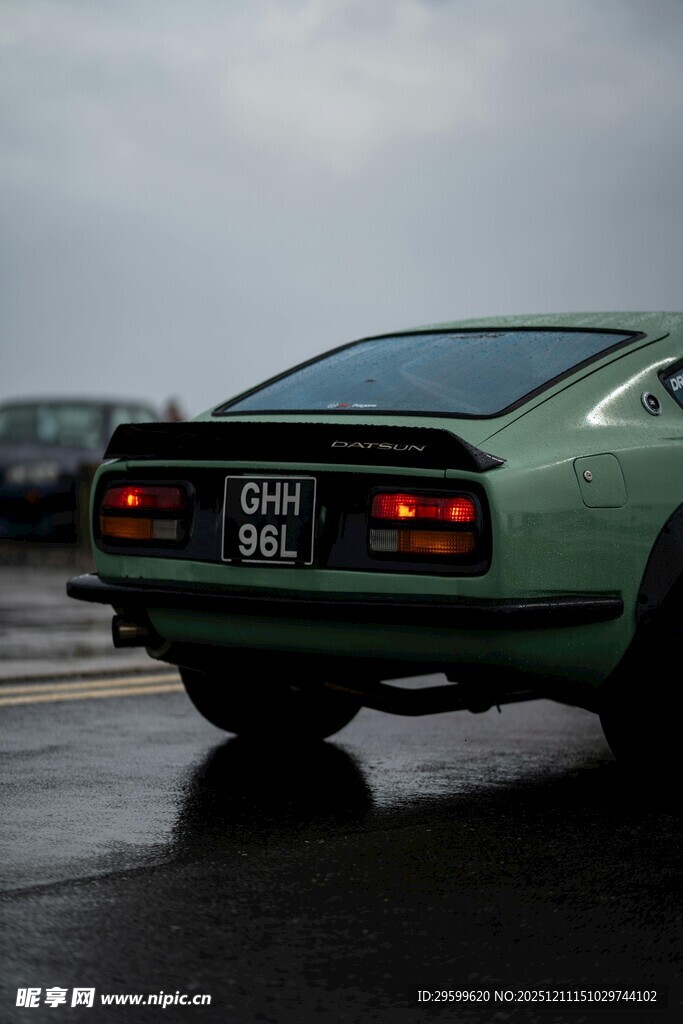 复古绿跑车于阴雨天场景