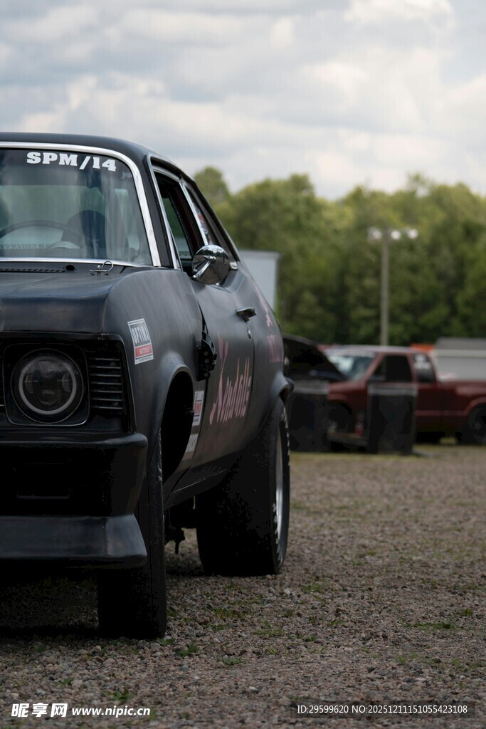 复古黑色肌肉车停在户外