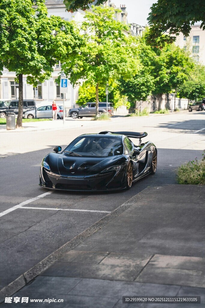 街道边停放的炫酷黑色跑车