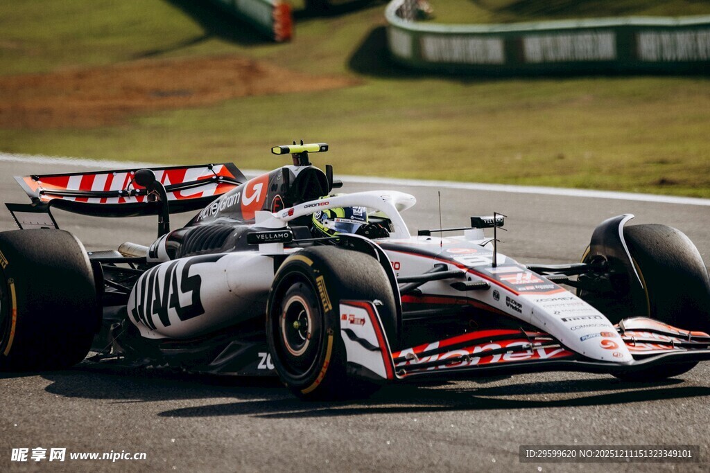 高速飞驰的方程式赛车