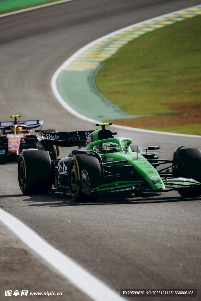 赛道上的绿色赛车竞速