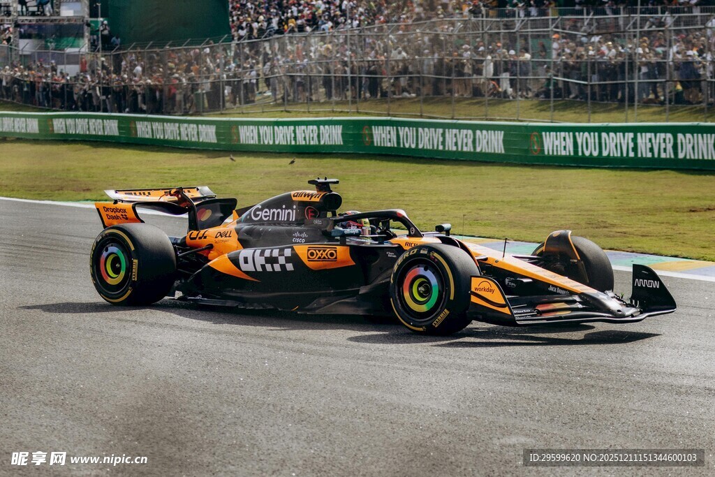 赛道疾驰的橙色赛车