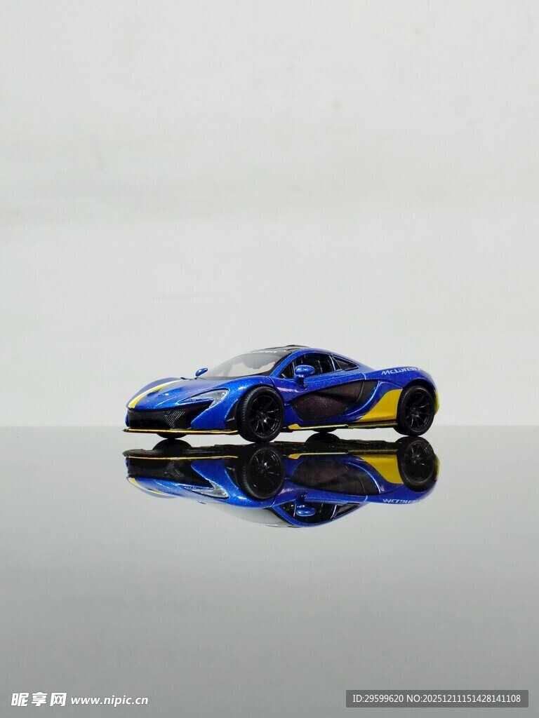 蓝色炫酷赛车模型