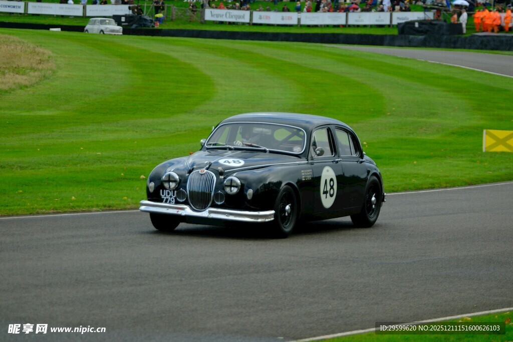 复古汽车赛道驰骋