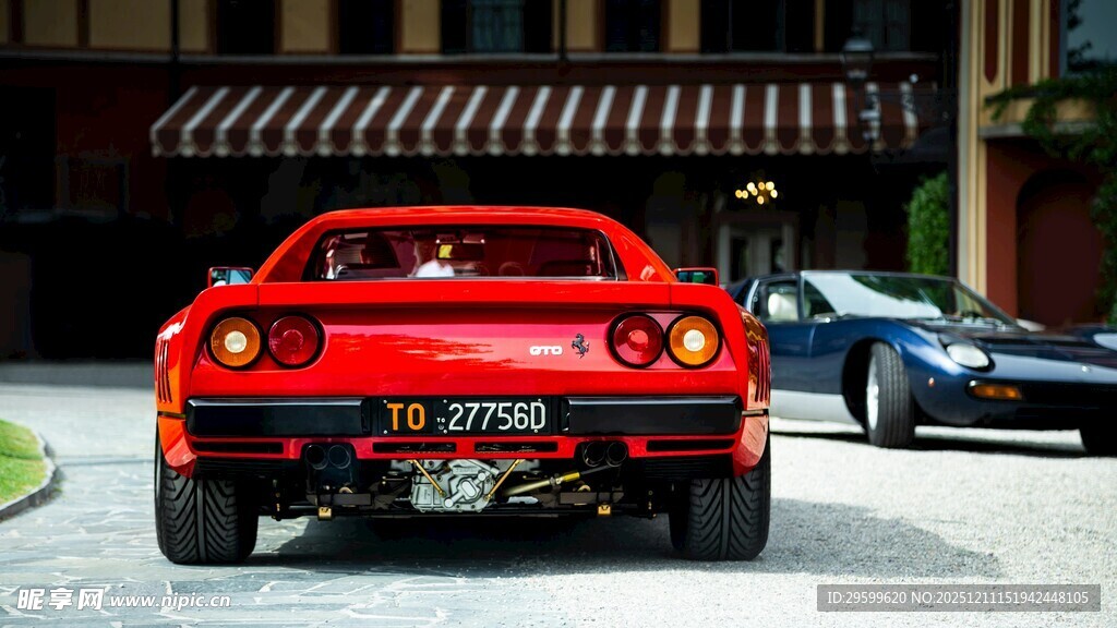 红色跑车停于传统建筑前