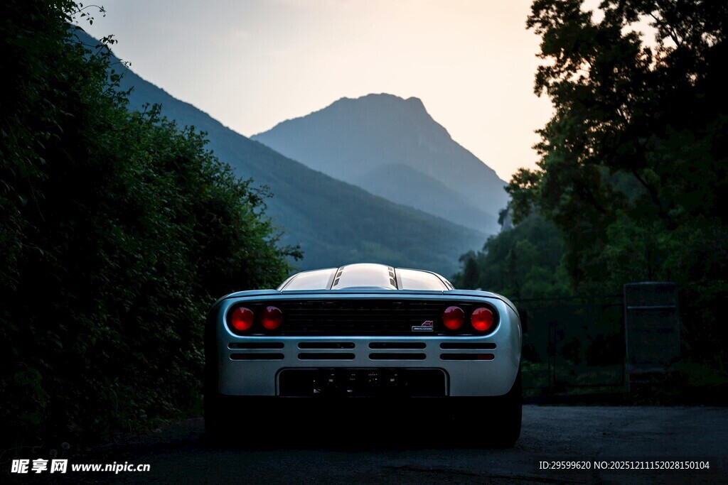 公路上的白色跑车与远山