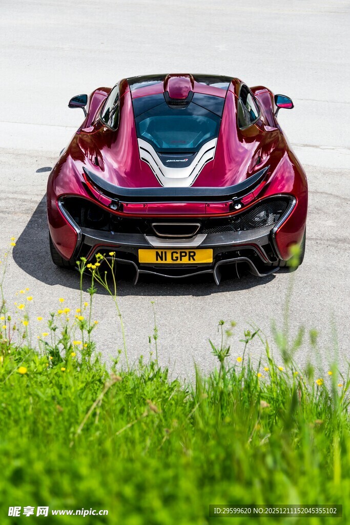 红色炫酷超跑停于草地