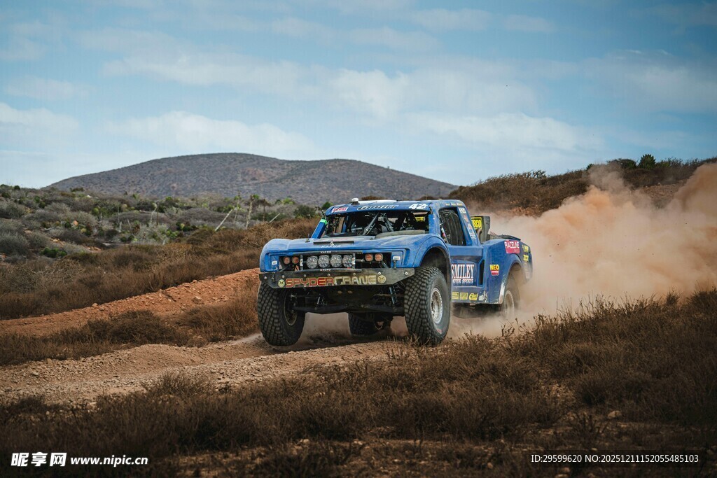 蓝色越野赛车驰骋荒野