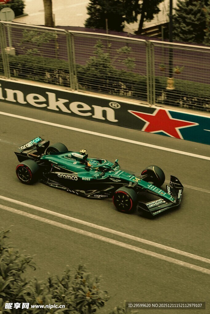 绿色赛车赛道上飞驰