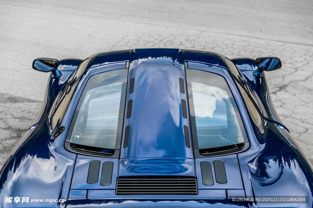 蓝色炫酷跑车车顶特写