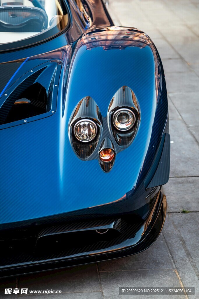 蓝色超跑车尾细节特写