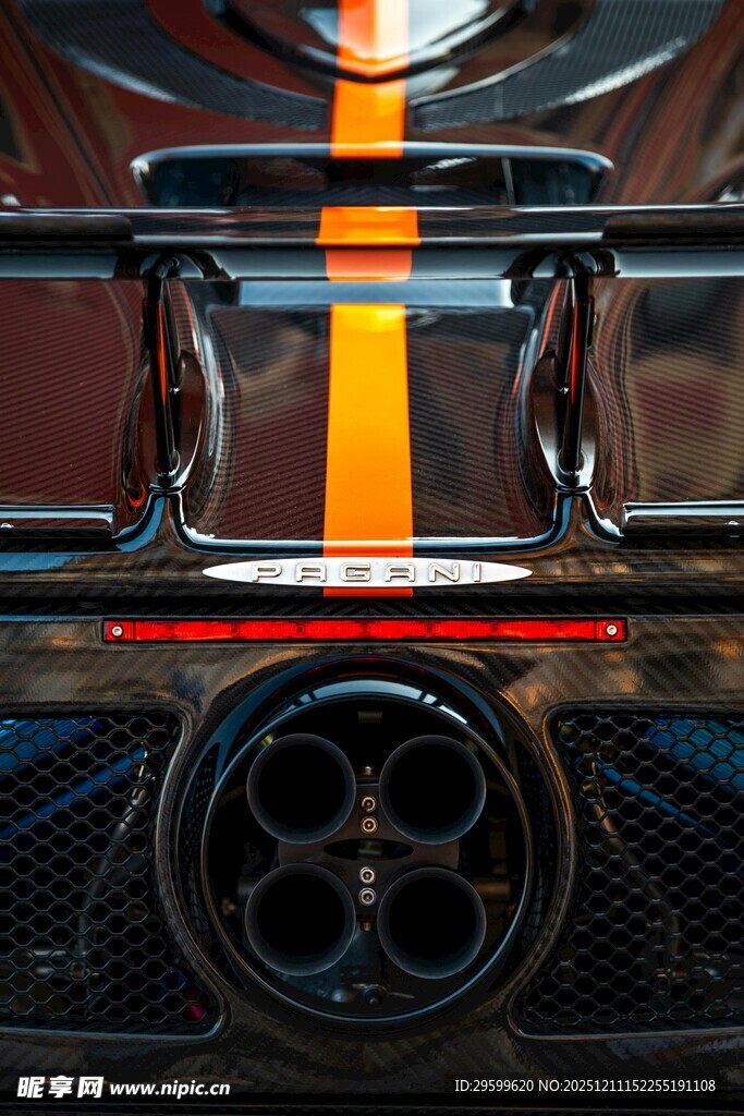 炫酷汽车尾部细节特写