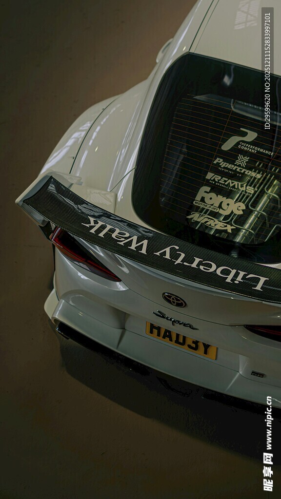 炫酷赛车尾部特写