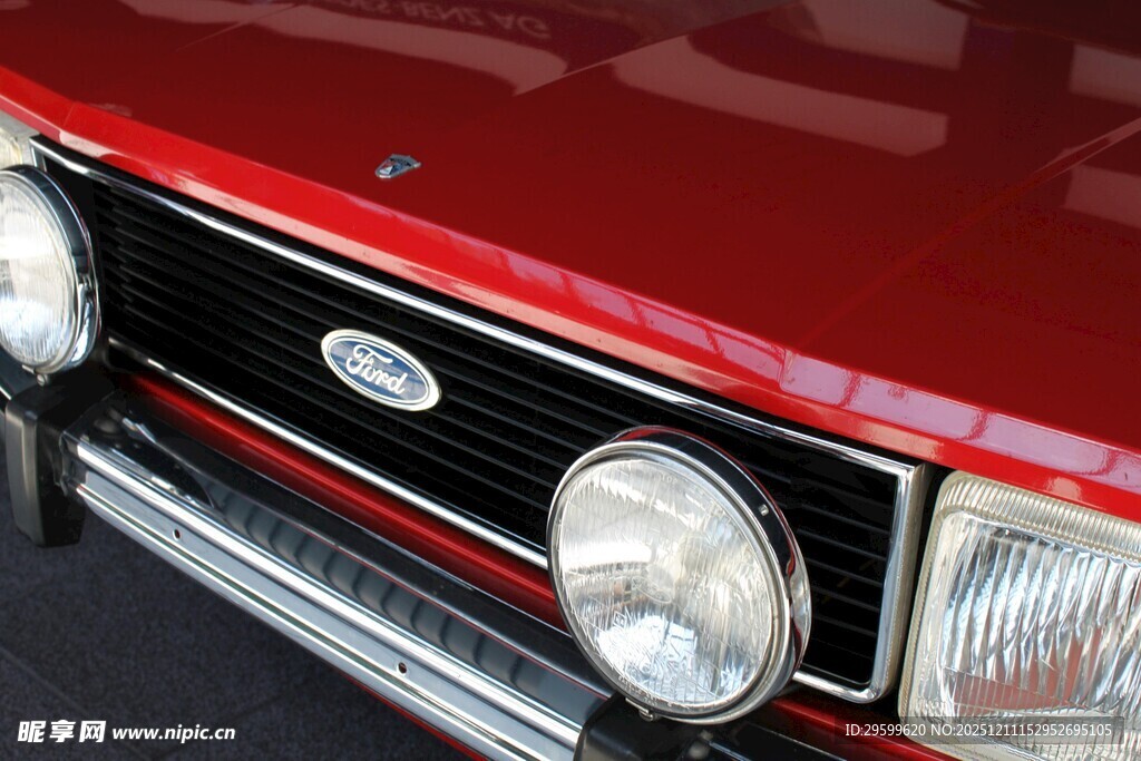 经典红色福特汽车前脸
