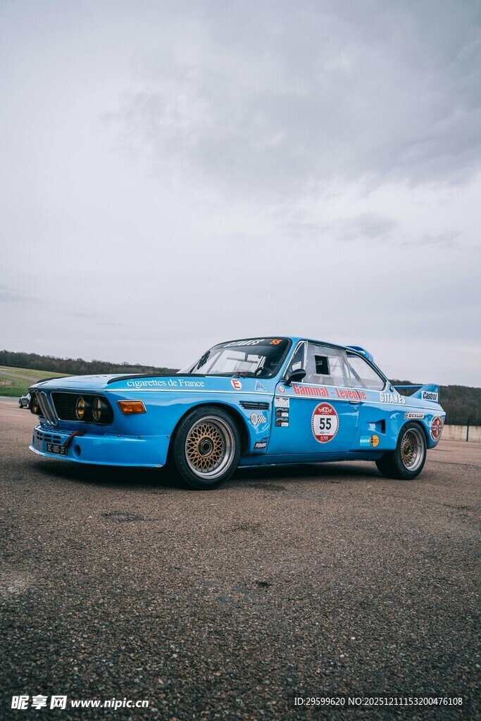 蓝色复古赛车于空旷场地
