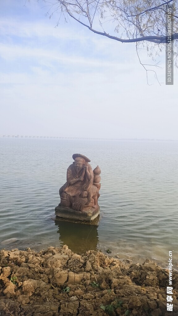 湖畔孤石静美自然景致