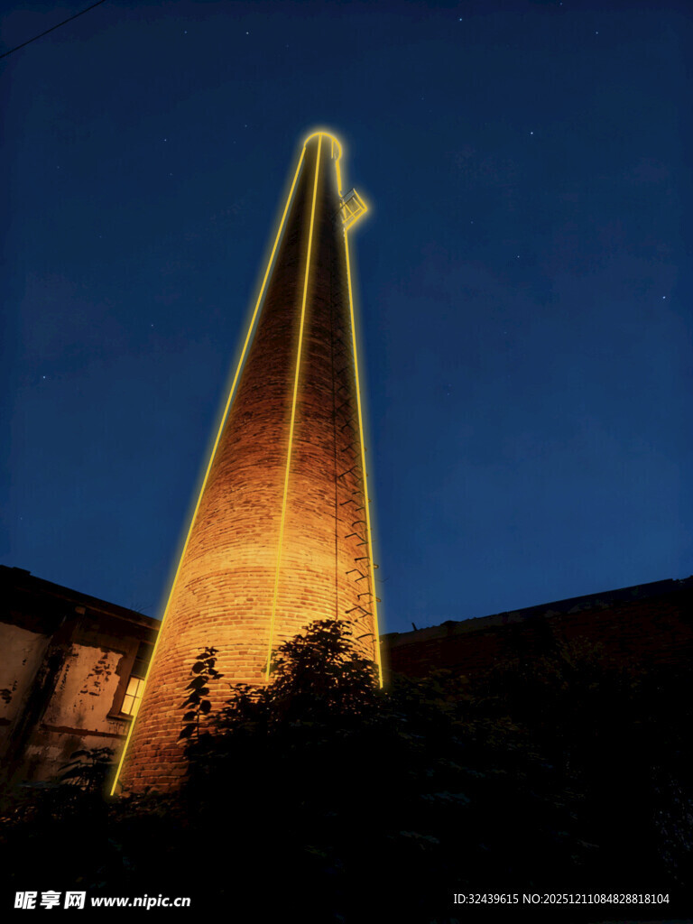 夜晚发光的锥形建筑
