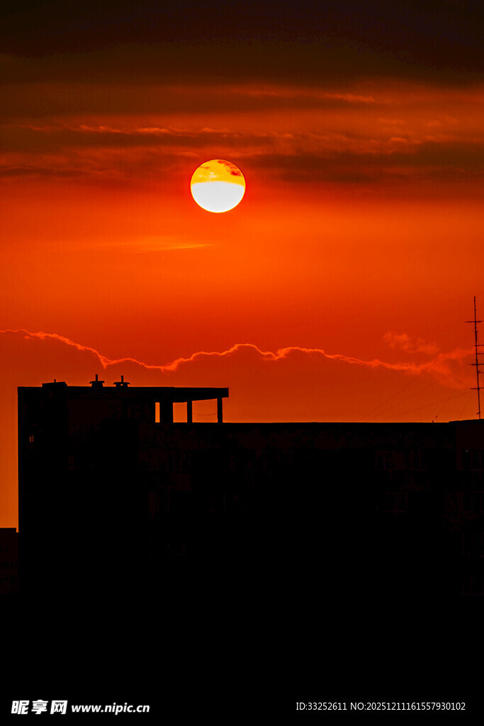 夕阳下的建筑剪影