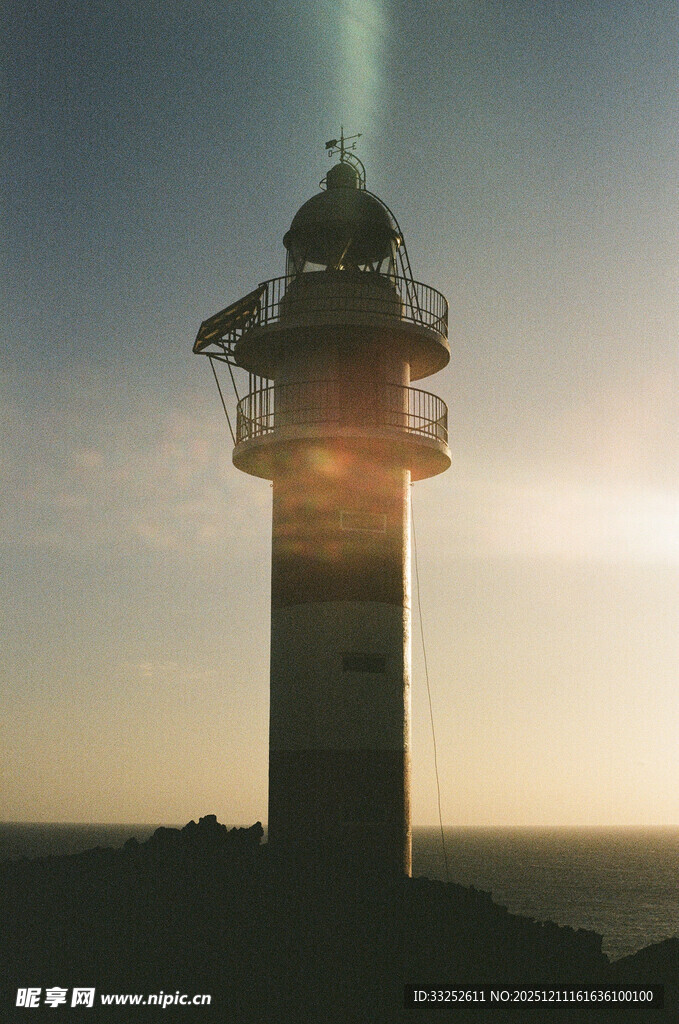 日落时分的孤独灯塔