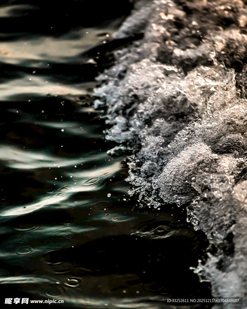 海浪翻涌的美丽瞬间