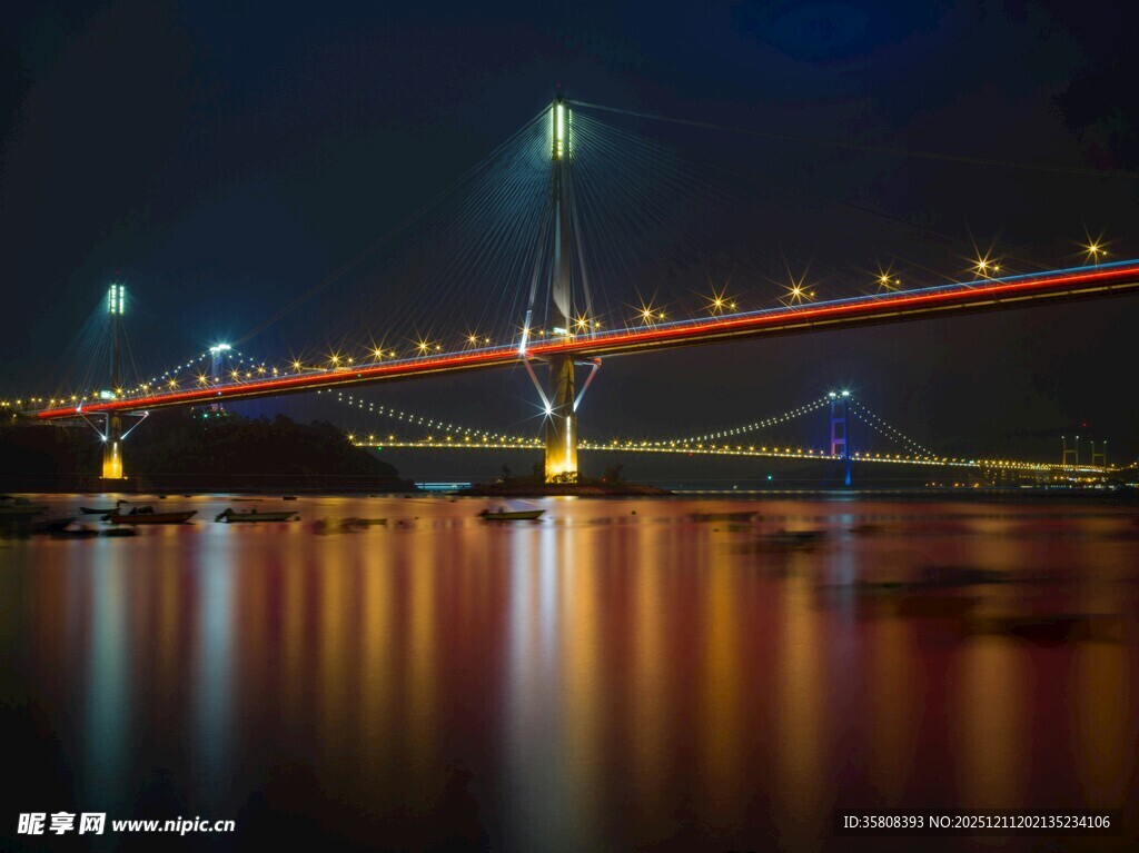 夜晚大桥横跨水面