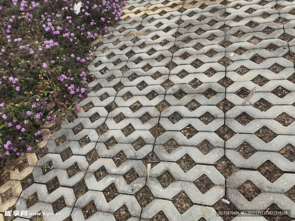 精致几何图案的户外步道