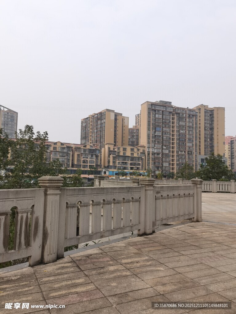 城市河畔的现代建筑群