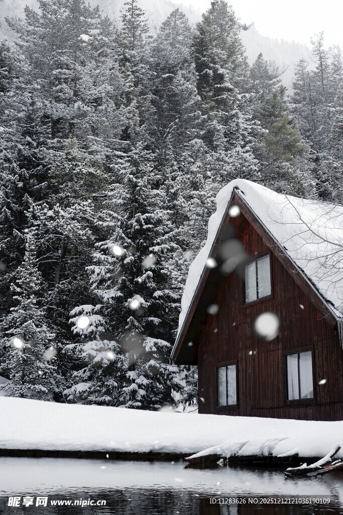 雪覆木屋