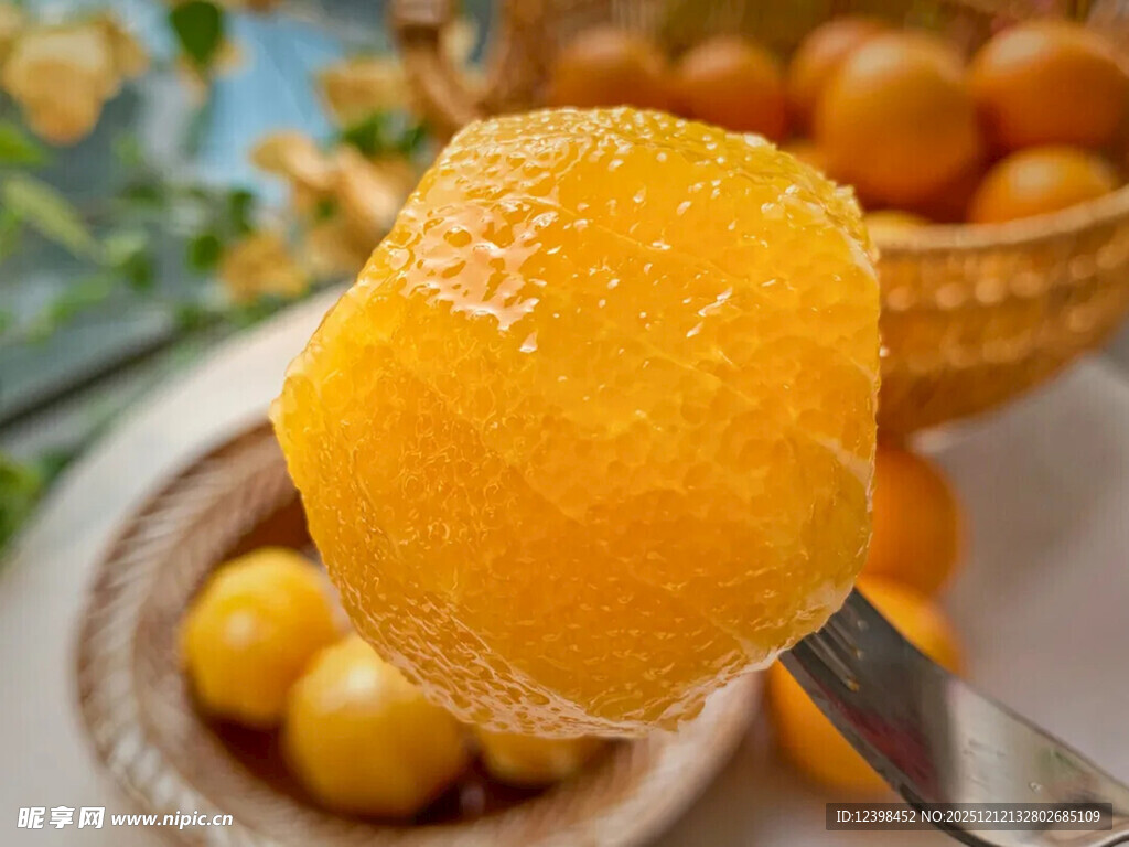 勺子上的鲜嫩多汁黄桃果肉