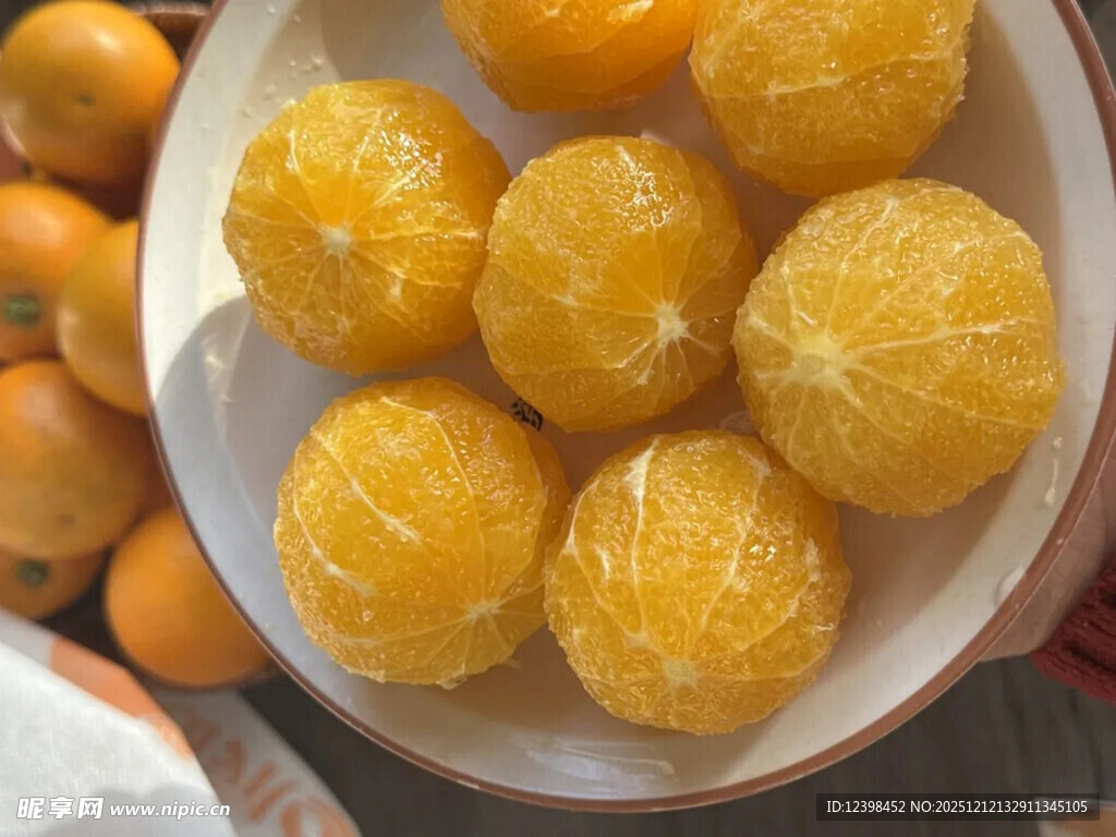 一盘剥好的新鲜橘子