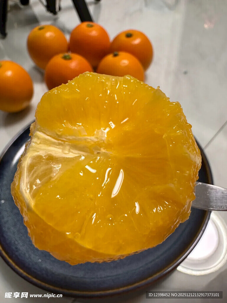 剥开的多汁橙子